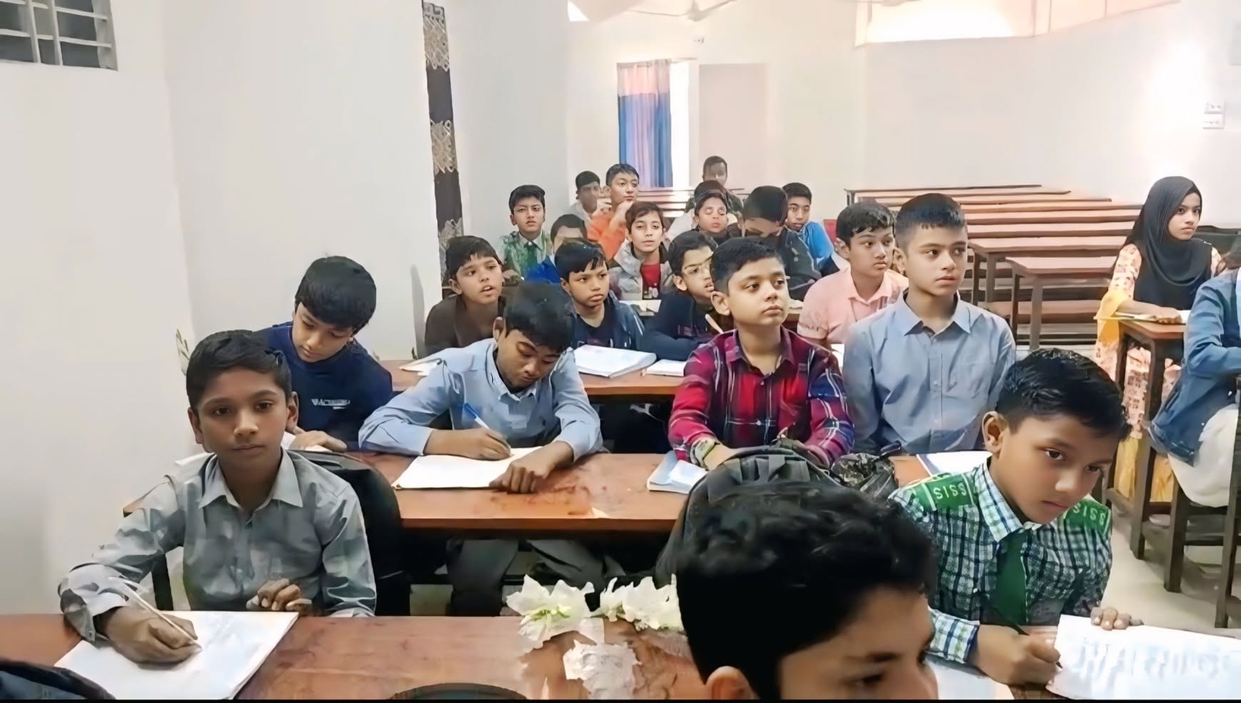 স্টার লাইন ক্যাডেট কোচিং সেন্টারে ক্লাসরুম পরিবেশ